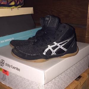 Kids like new wrestling sneakers size 12